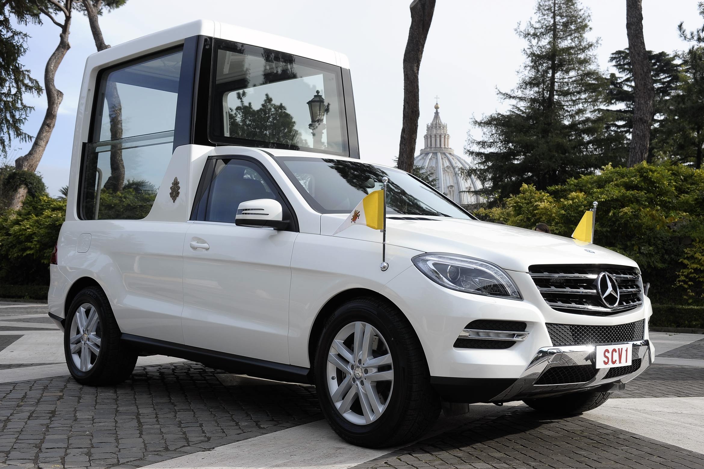 La nuova Papamobile per Benedetto XVI è una Mercedes M