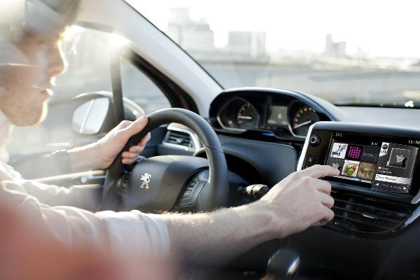 Test: Touchscreen Magneti Marelli su Peugeot 208