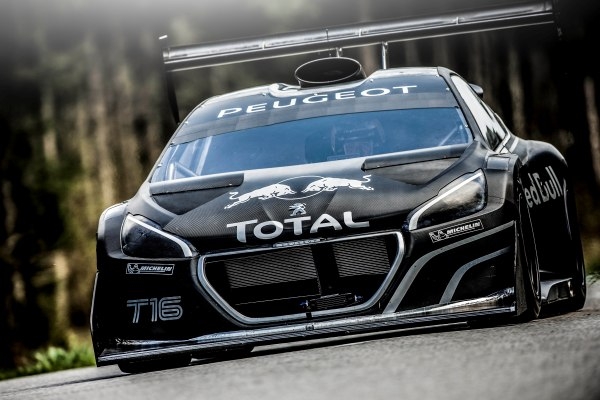 Sébastien Loeb incontra la 208 T16 Pikes Peak