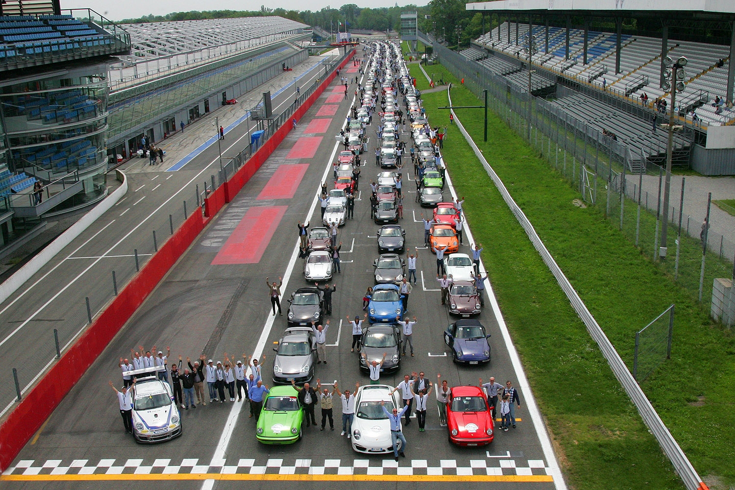 50 anni 911: Italian Tour 250 Porsche in parata a Monza