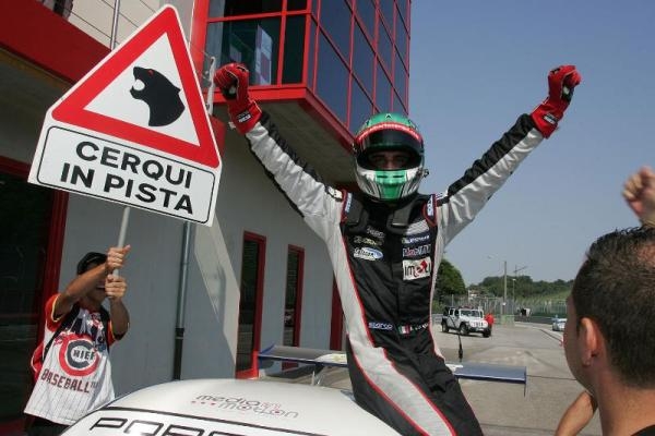 Carrera Cup Italia: tre piloti e tre squadre in lizza per i titoli al giro di boa