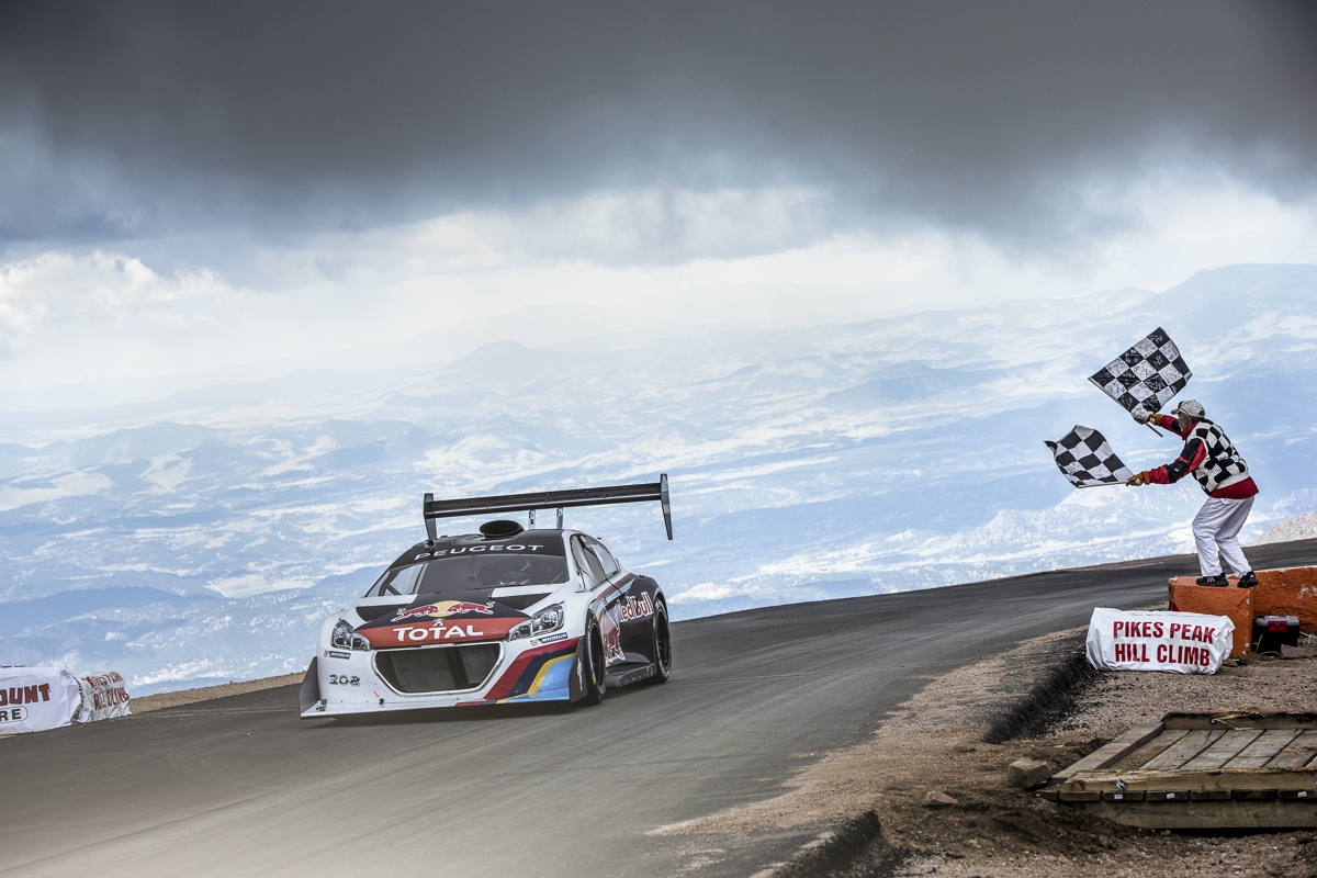 Sébastien Loeb su Peugeot 208 T16 Pikes Peak segna un nuovo record