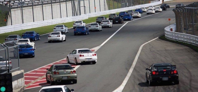 Nissan festeggia il suo 80° anniversario con una parata di auto d’epoca a Yokohama