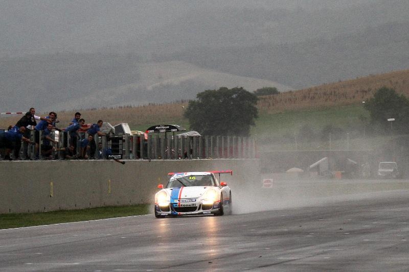 Porsche Carrera Cup Italia 2014: Gara 1 spettacolare con Cairoli che vince sotto la pioggia