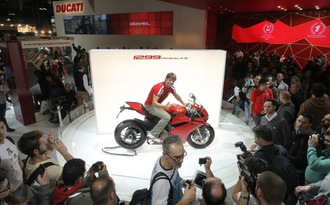 EICMA 2014 saluta Carlos Checa e la Ducati 1299 Panigale