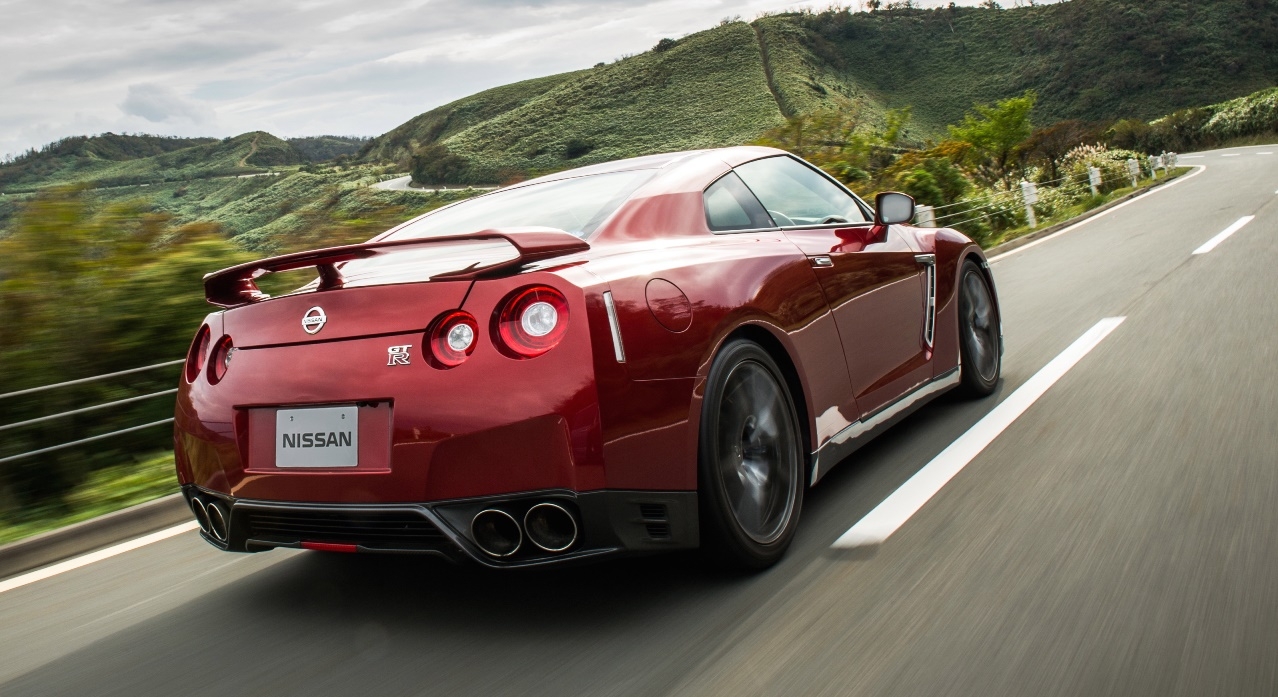 Nissan: 45 anni di GT-R con il MY2015