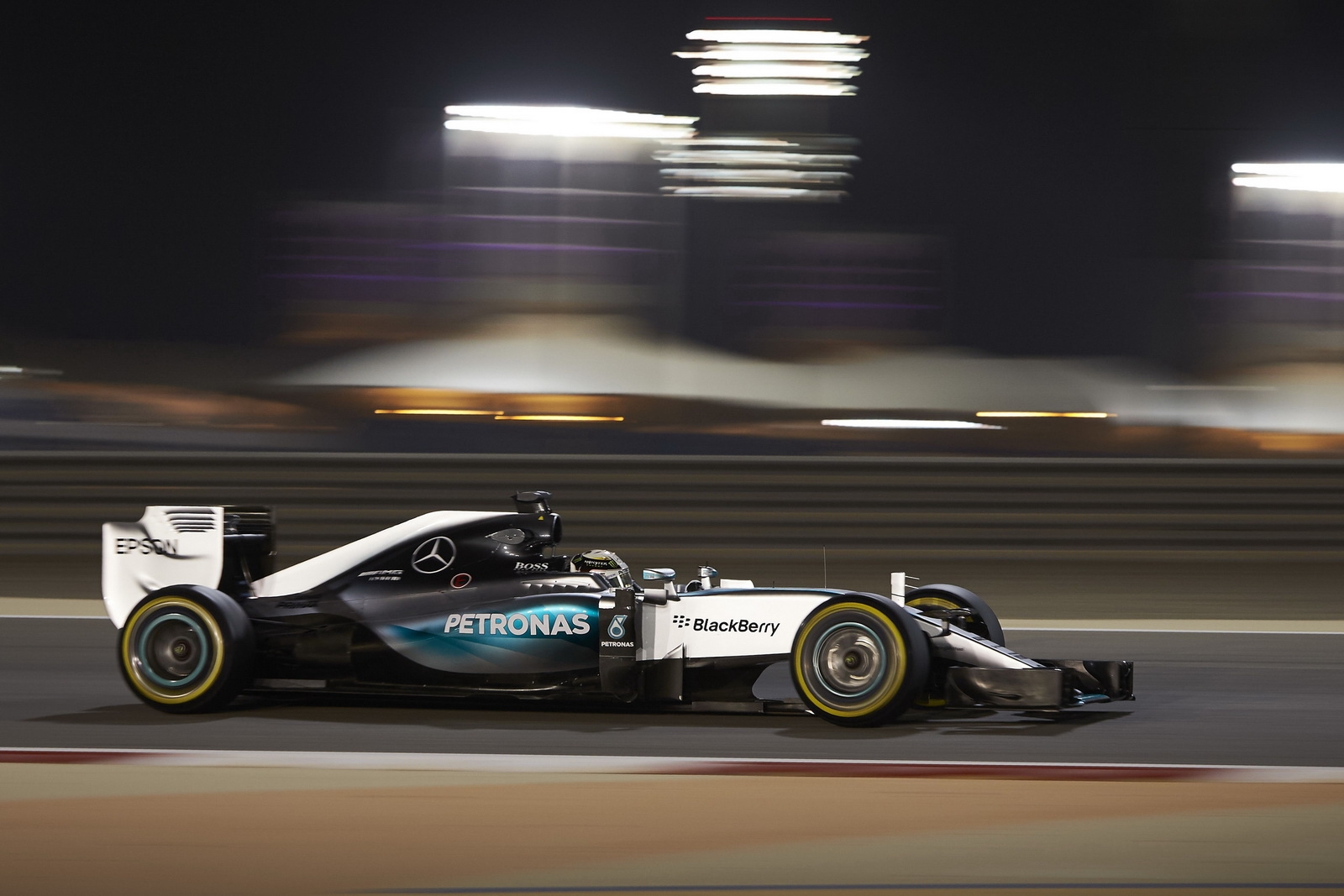 Formula 1, Gran Premio del Bahrain: Hamilton re della notte