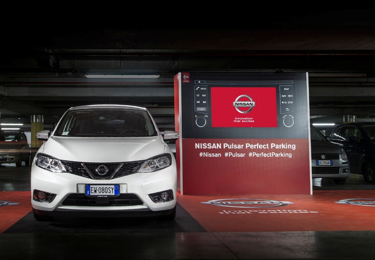 Nissan Pulsar e la sfida al parcheggio perfetto [VIDEO]