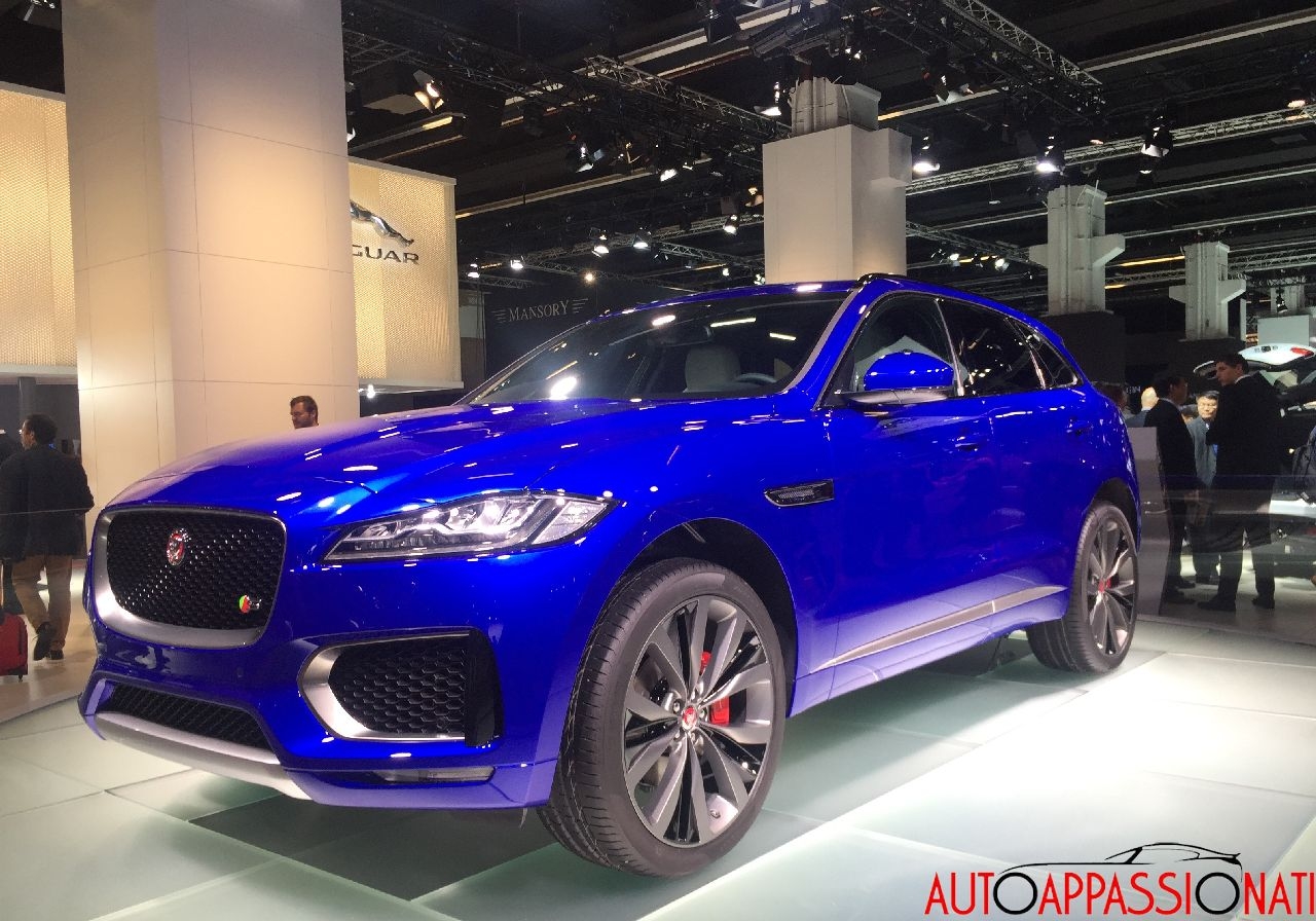 La Jaguar F-Pace compie il giro della morte