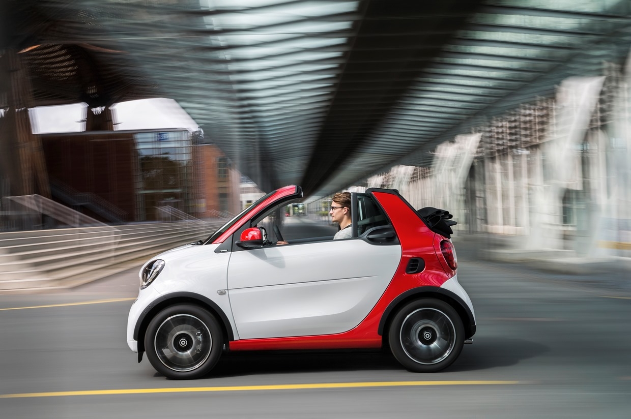 Smart fortwo cabrio: la citycar “perde la testa”