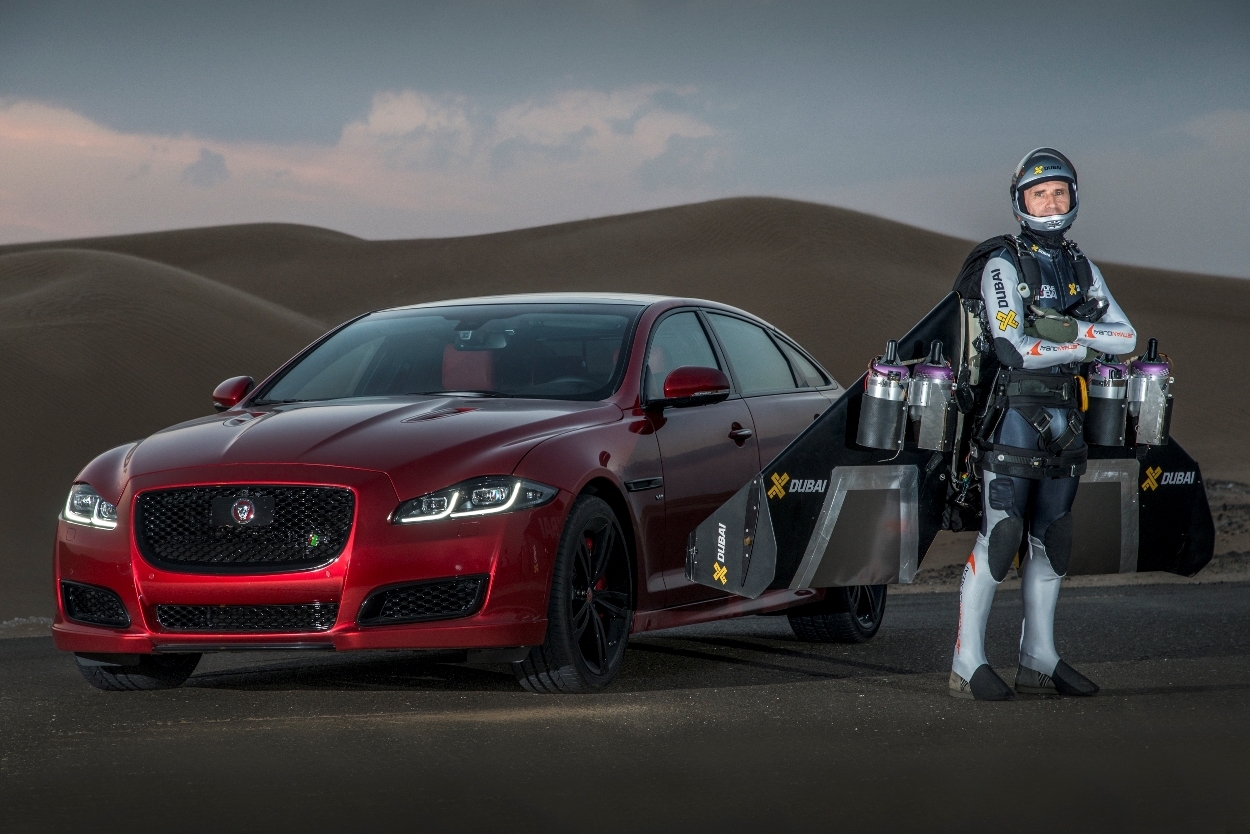 Jaguar XJR nel deserto di Dubai contro “The Jetman”