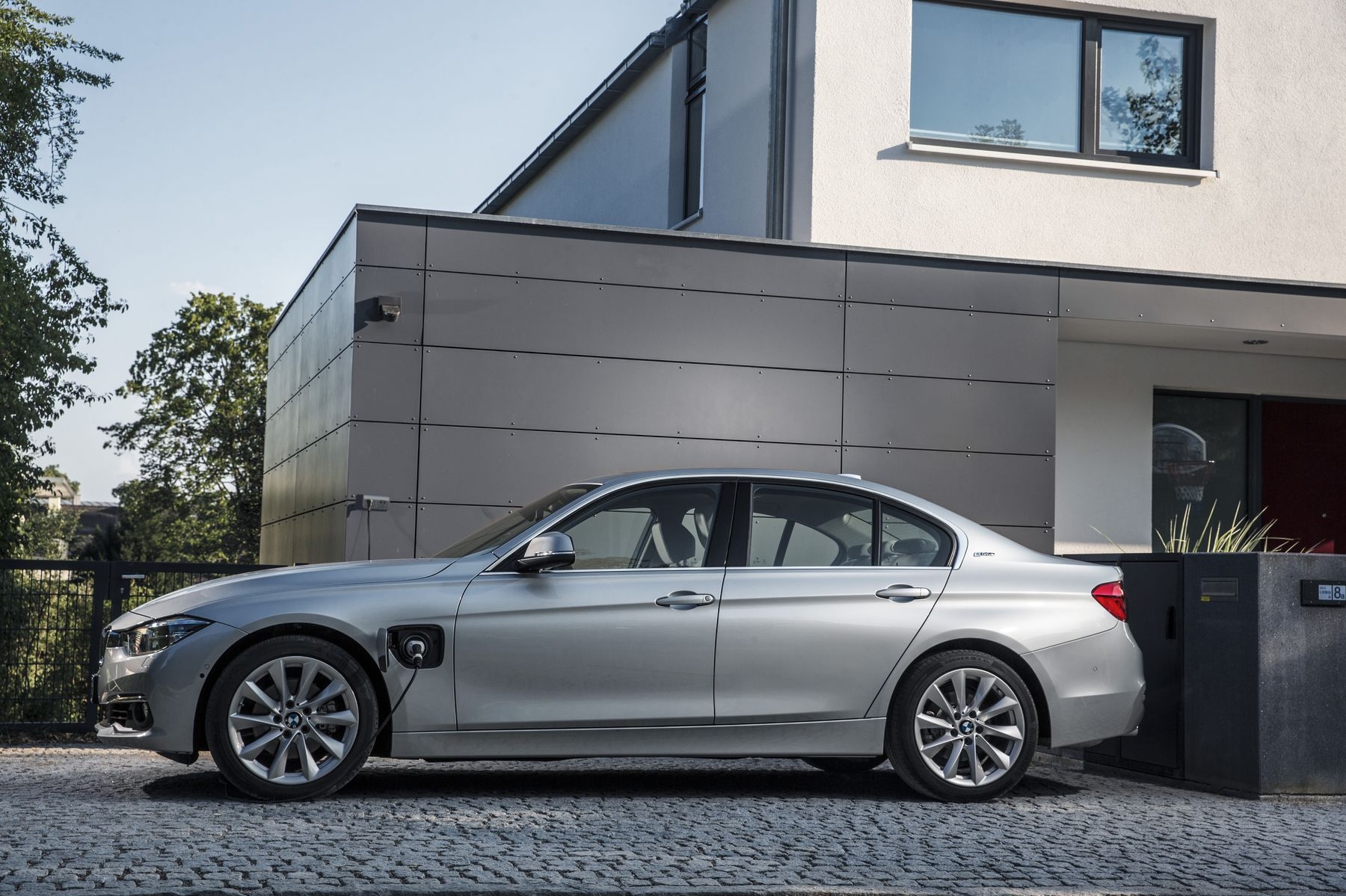 Nuova BMW 330e: la Serie 3 ibrida plug-in