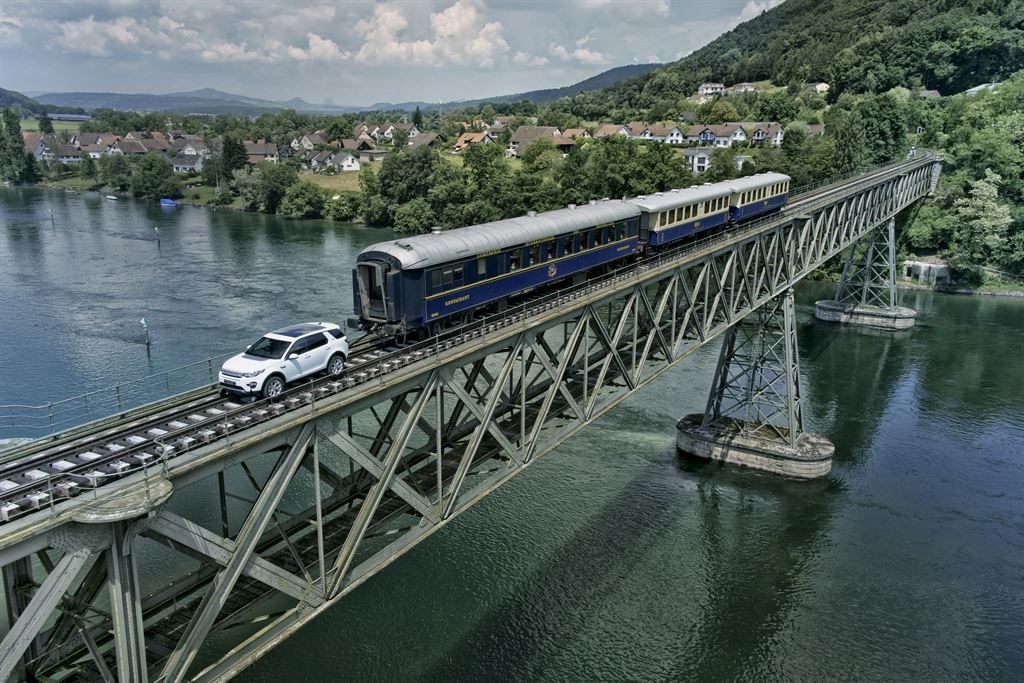 Land Rover Discovery Sport traina un treno da 100 tonnellate