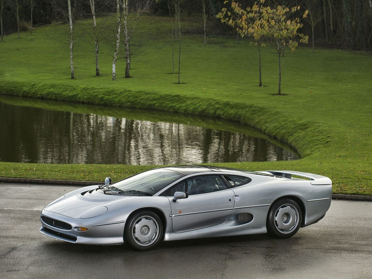 Bridgestone fa rivivere la mitica Jaguar XJ220