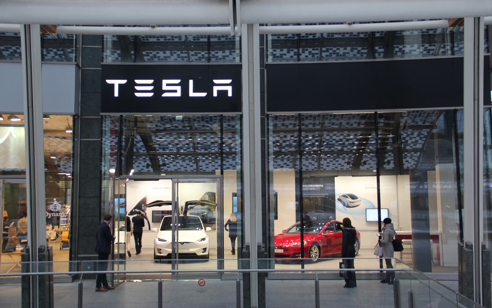 Tesla apre il suo nuovo store nel cuore finanziario di Milano