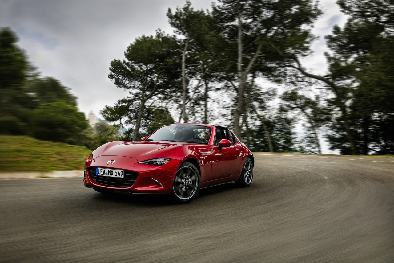 Mazda MX-5 RF: la roadster innova e si rinnova