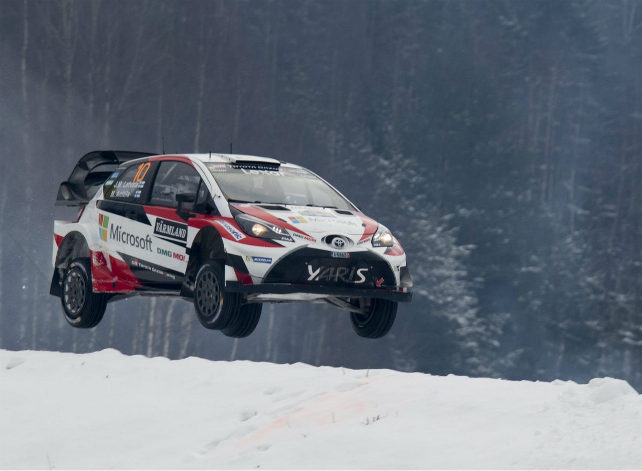 Latvala e la sua Toyota Yaris WRC Plus volano in Svezia