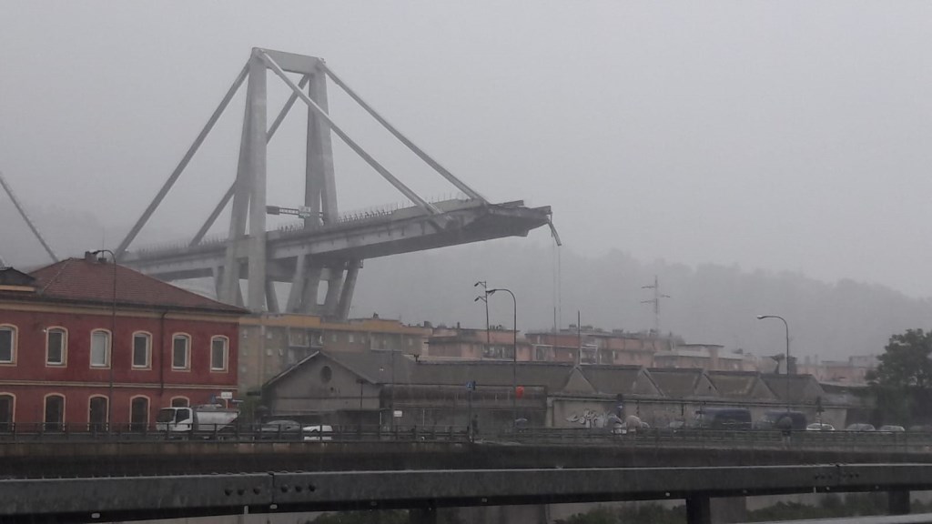 Crollato ponte su autostrada A10