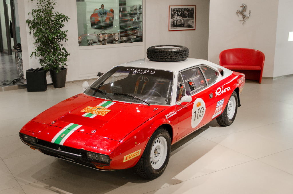 Rossocorsa vuole firmare l’impresa: al via della Pechino-Parigi con la Ferrari 308 GT4