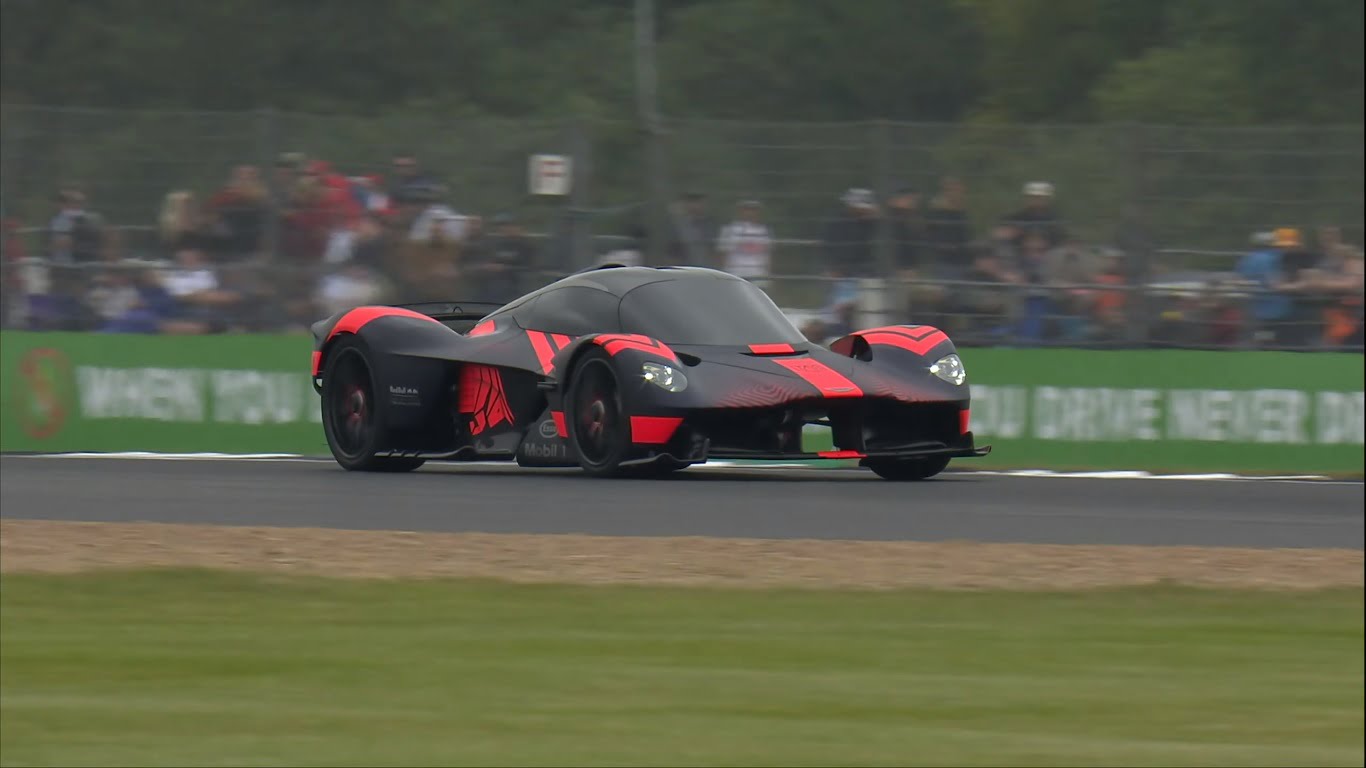 Aston Martin Valkyrie: il debutto ufficiale a Silverstone [VIDEO]