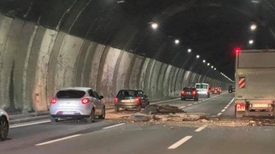 crollo galleria autostrada a26