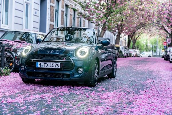 Mini cabrio sidewalk