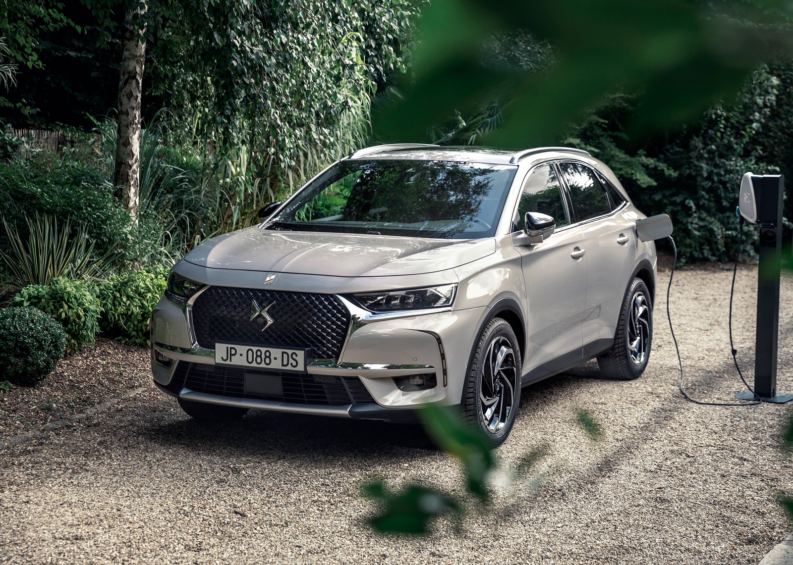 DS 7 Crossback E-Tense: una ricca dotazione di serie per il SUV premium