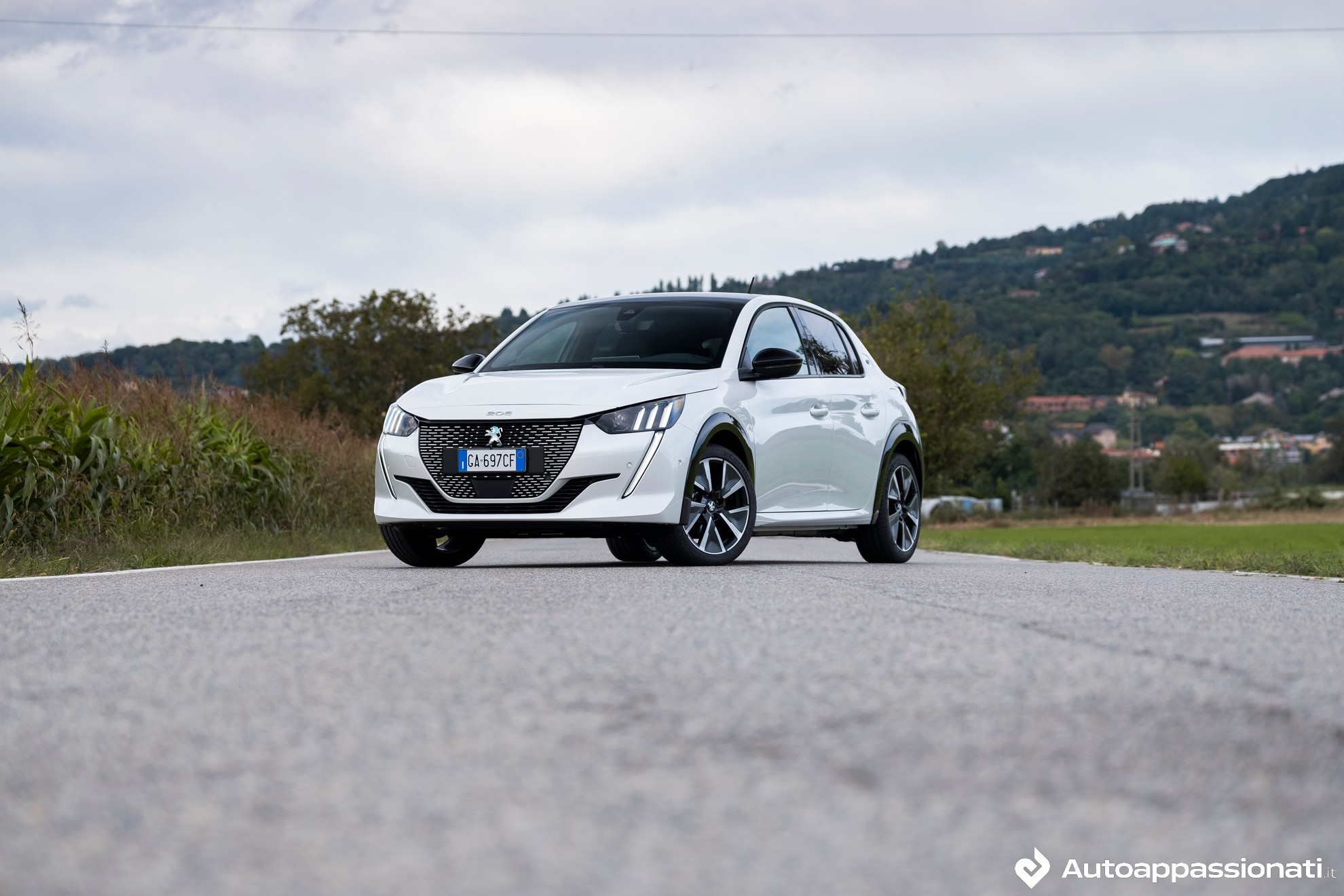 Peugeot e-208 | Prova su strada, interni, motore e prezzi