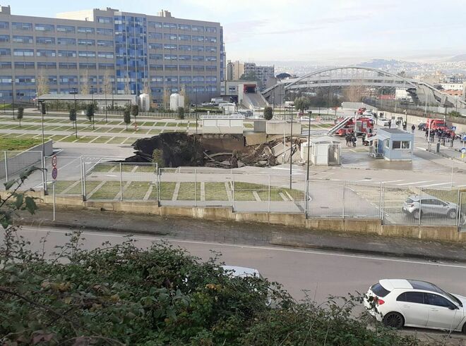 La voragine nei pressi dell'ospedale di Napoli