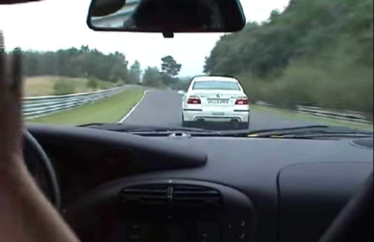 Una Porsche 911 GT3 rincorre Sabine Schmitz al Ring ma… [VIDEO]