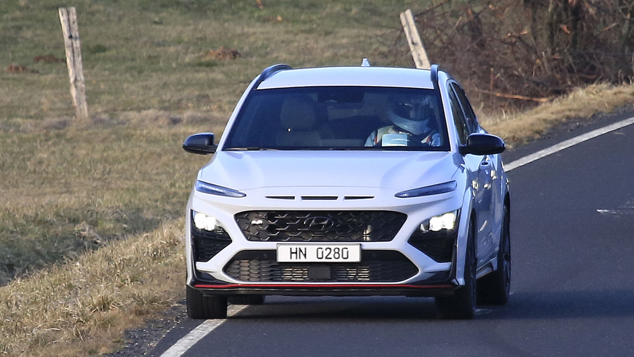 Hyundai Kona N: le prime immagini rubate durante un servizio fotografico