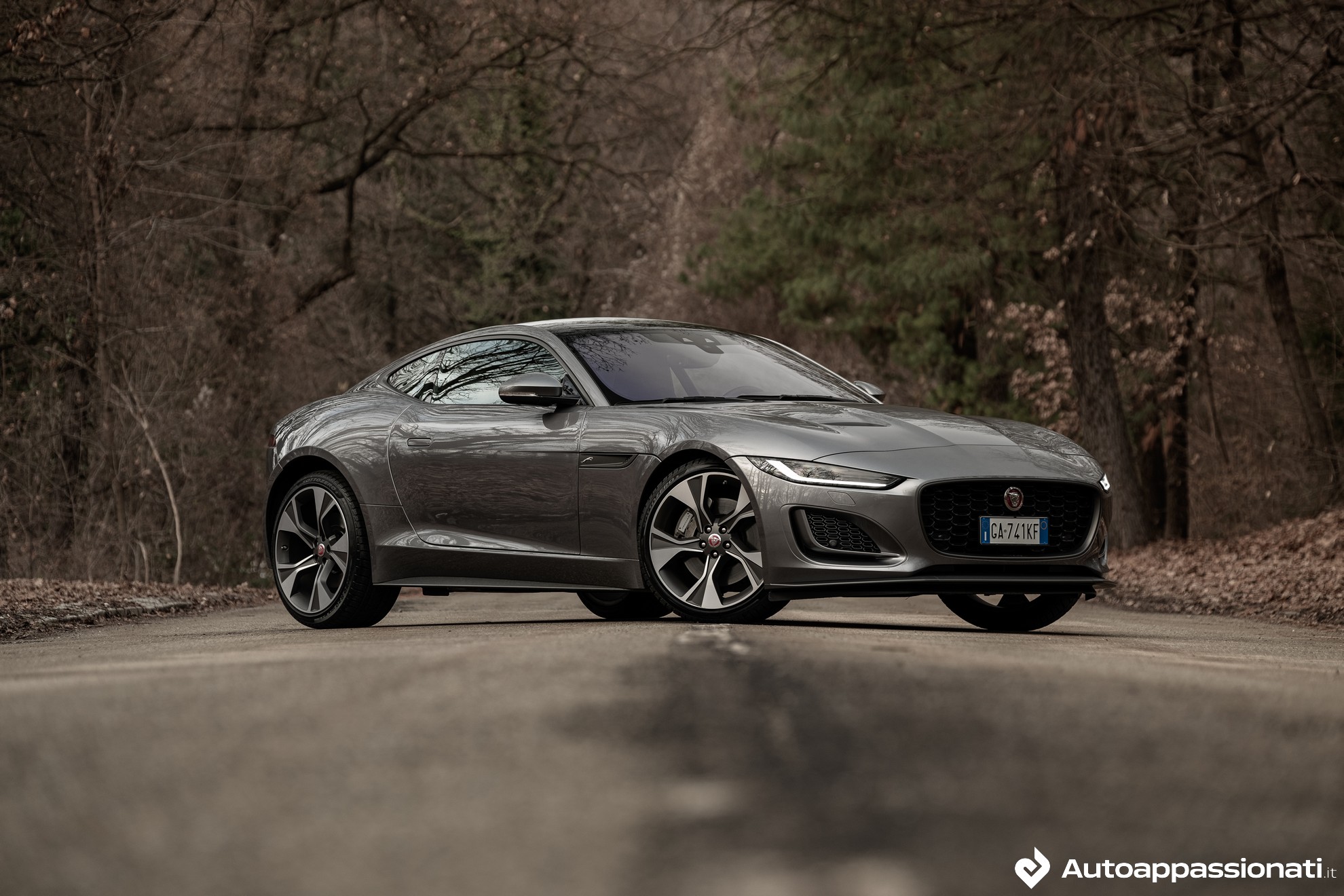 Jaguar F-Type P300: Prova su strada, interni, motore e prezzo