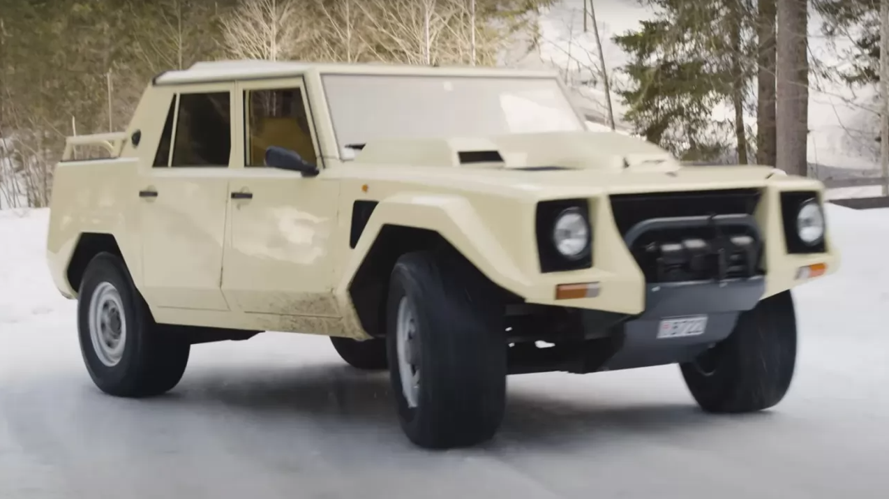 Una Lamborghini LM 002 corre in soccorso di una Range Rover [VIDEO]