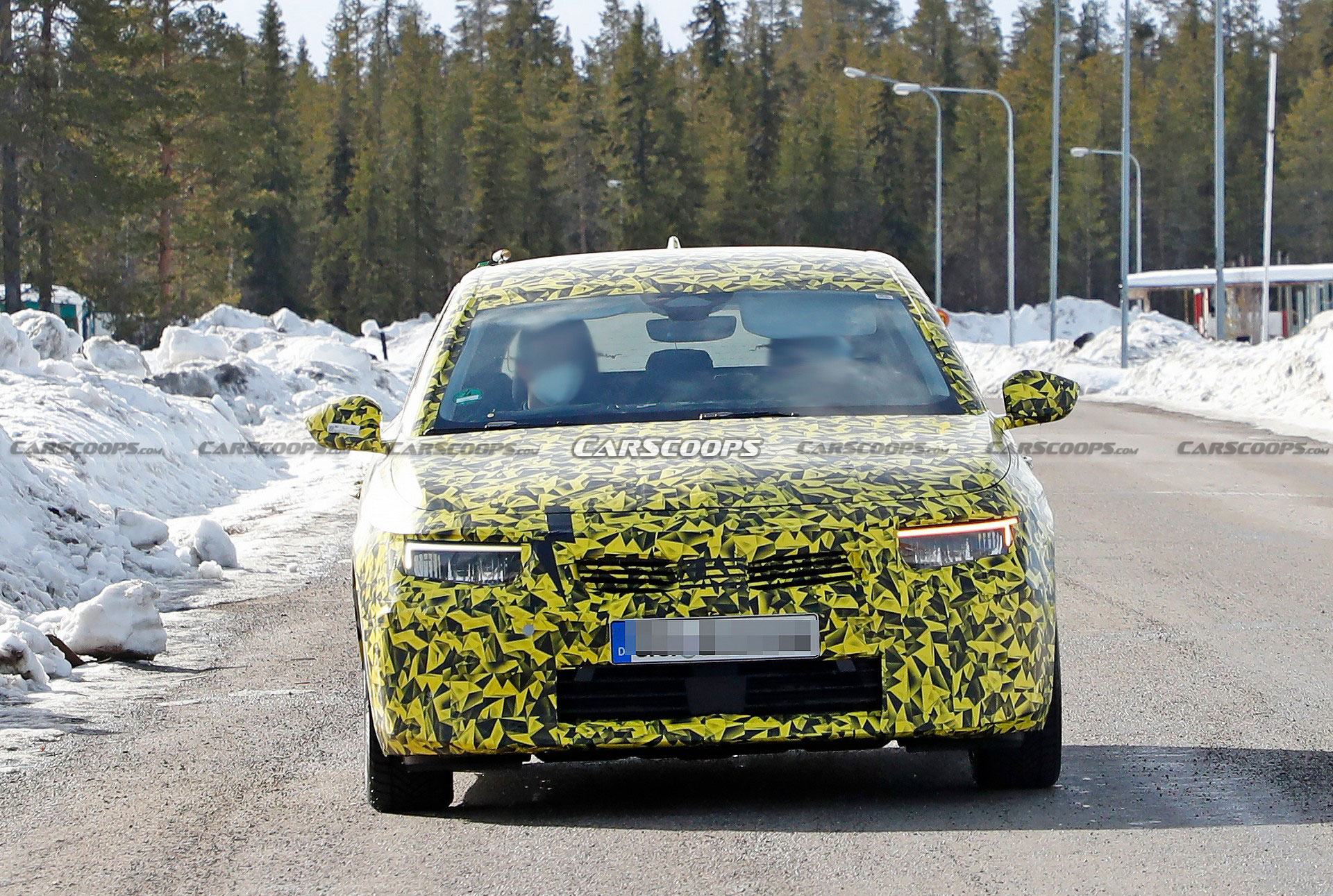 La nuova Opel Astra comincia a svelarsi nelle prime foto su strada [FOTO SPIA]