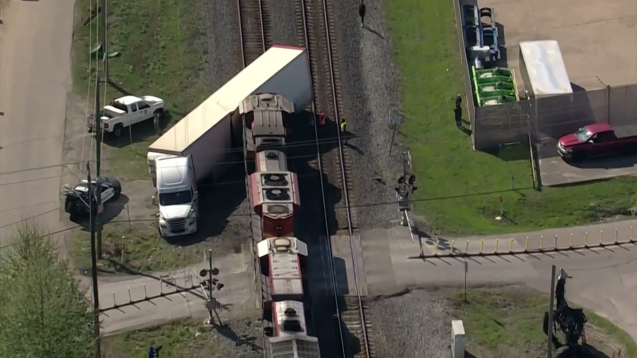 Incidente tra treno e camion: coinvolte alcune supercar [VIDEO]