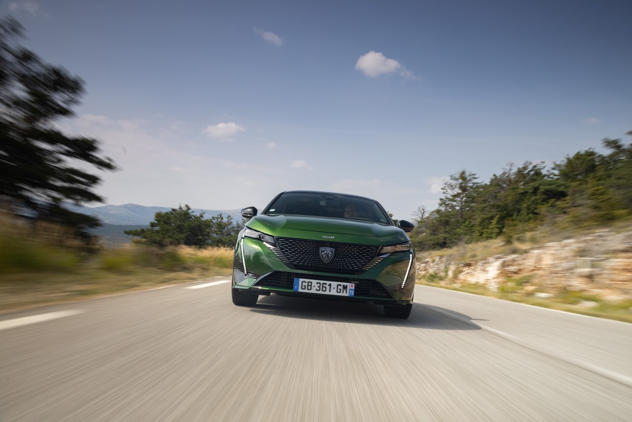 Peugeot 308 olivine green