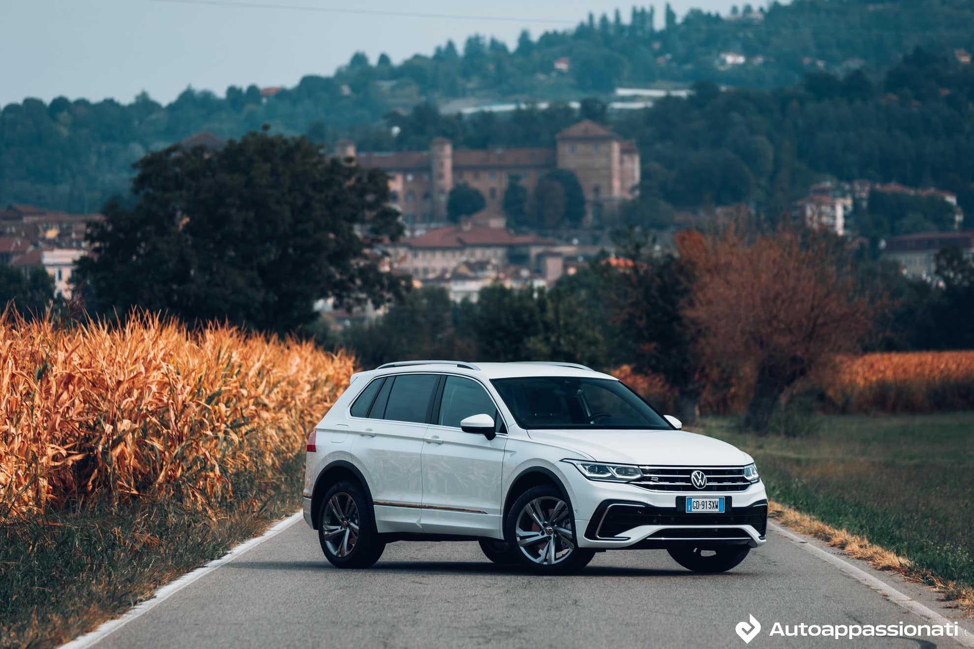 Volkswagen Tiguan eHybrid PHEV: prova su strada, interni, motore e prezzo