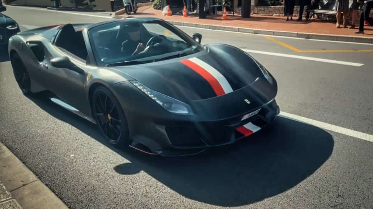 Charles Leclerc sorpreso a bordo della sua Ferrari 488 Pista personalizzata [VIDEO]