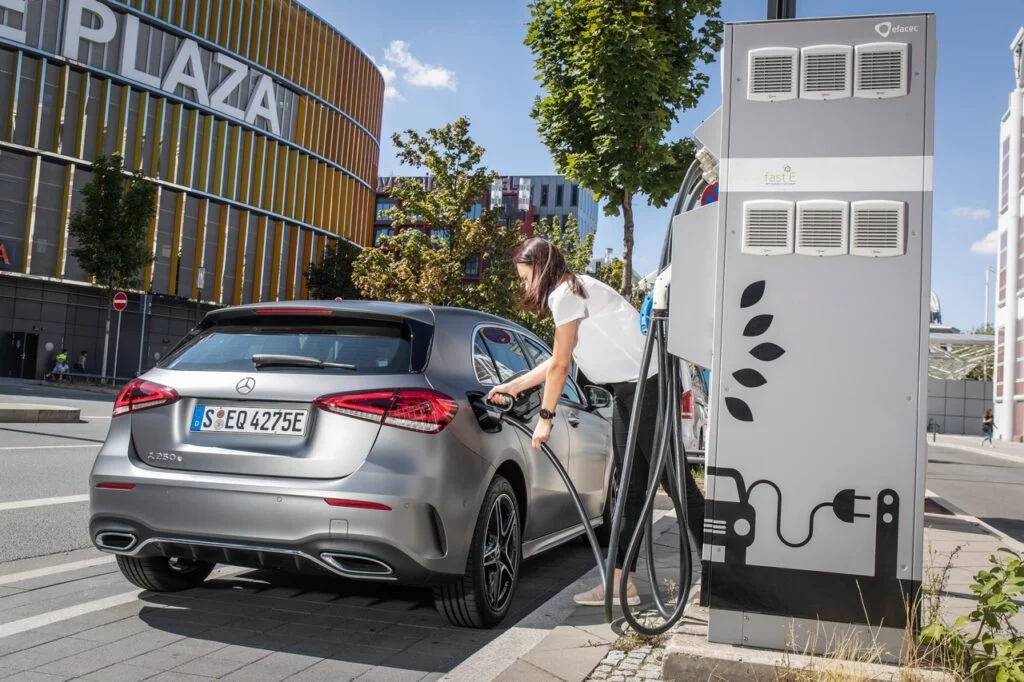 Mercedes: quali sono le differenze tra elettriche EQ e ibride della Stella?