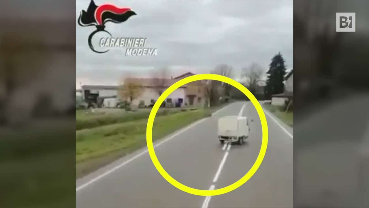 Con l’Apecar contromano a zig zag: fermato da un carabiniere a piedi [VIDEO]