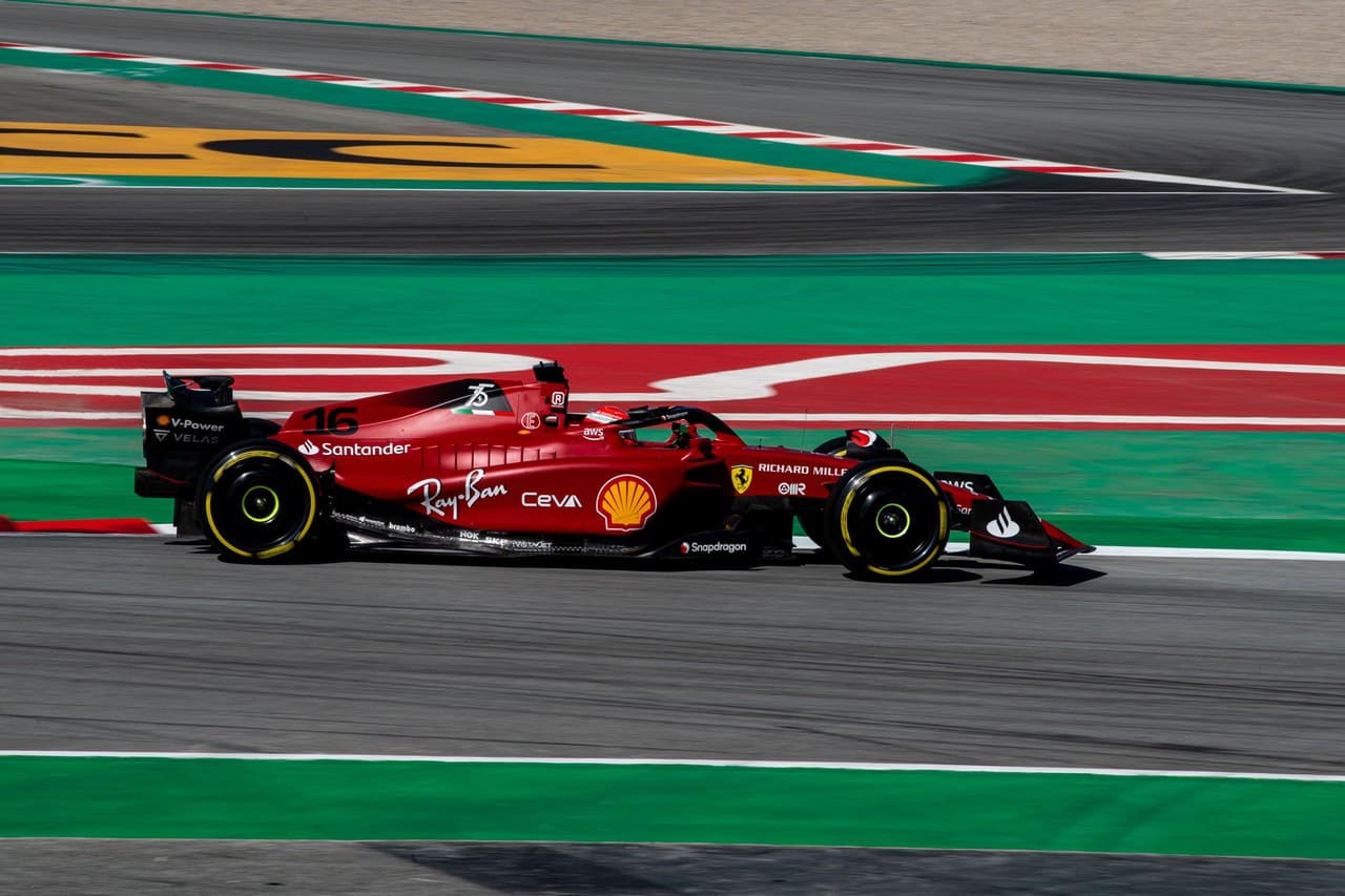 La prima giornata dei test a Barcellona premia la Ferrari F1-75