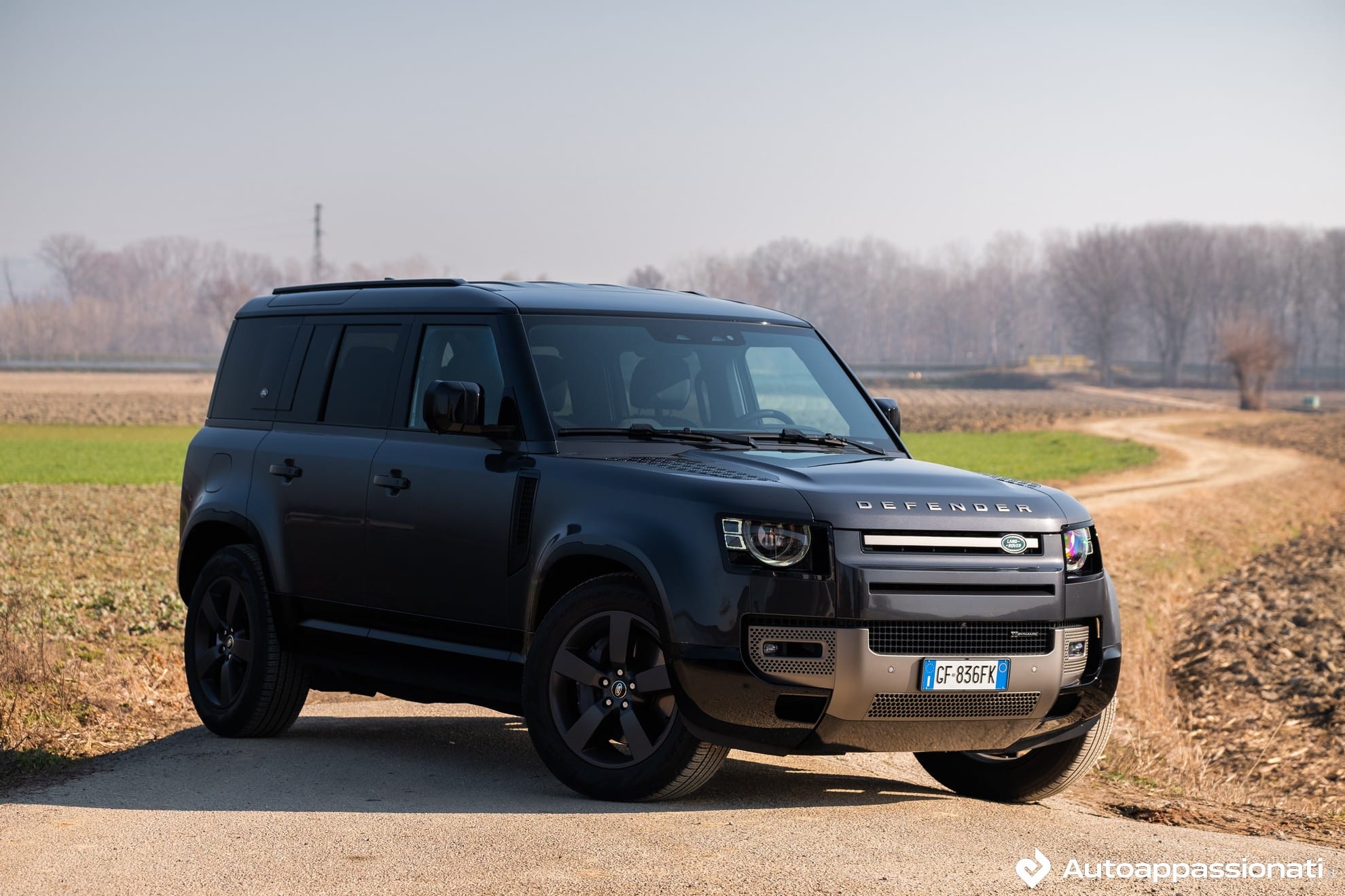 Land Rover Defender 110 P400e: prova su strada, interni, consumi, prezzo