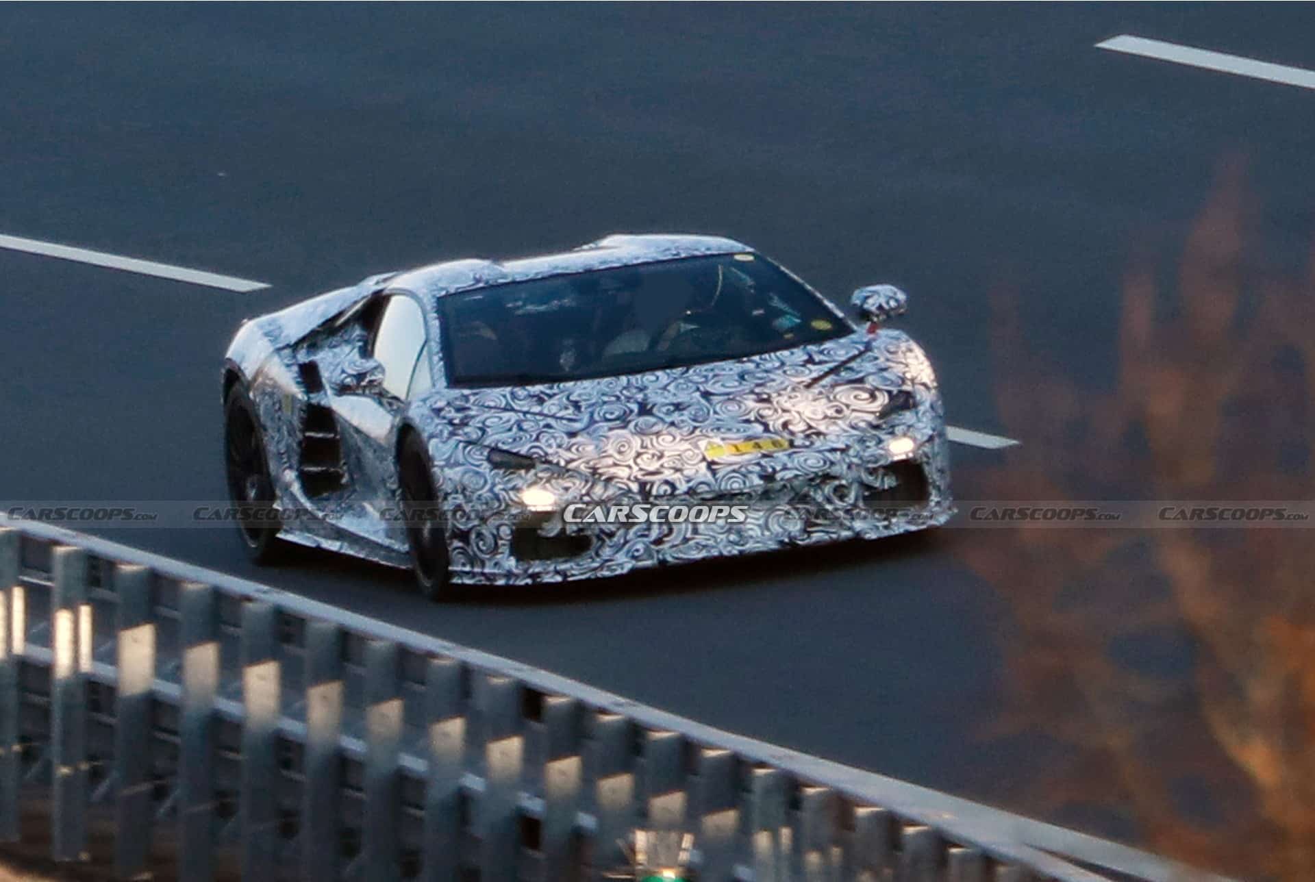 Fotografata la prima Lamborghini ibrida plug-in: sarà l’erede dell’Aventador