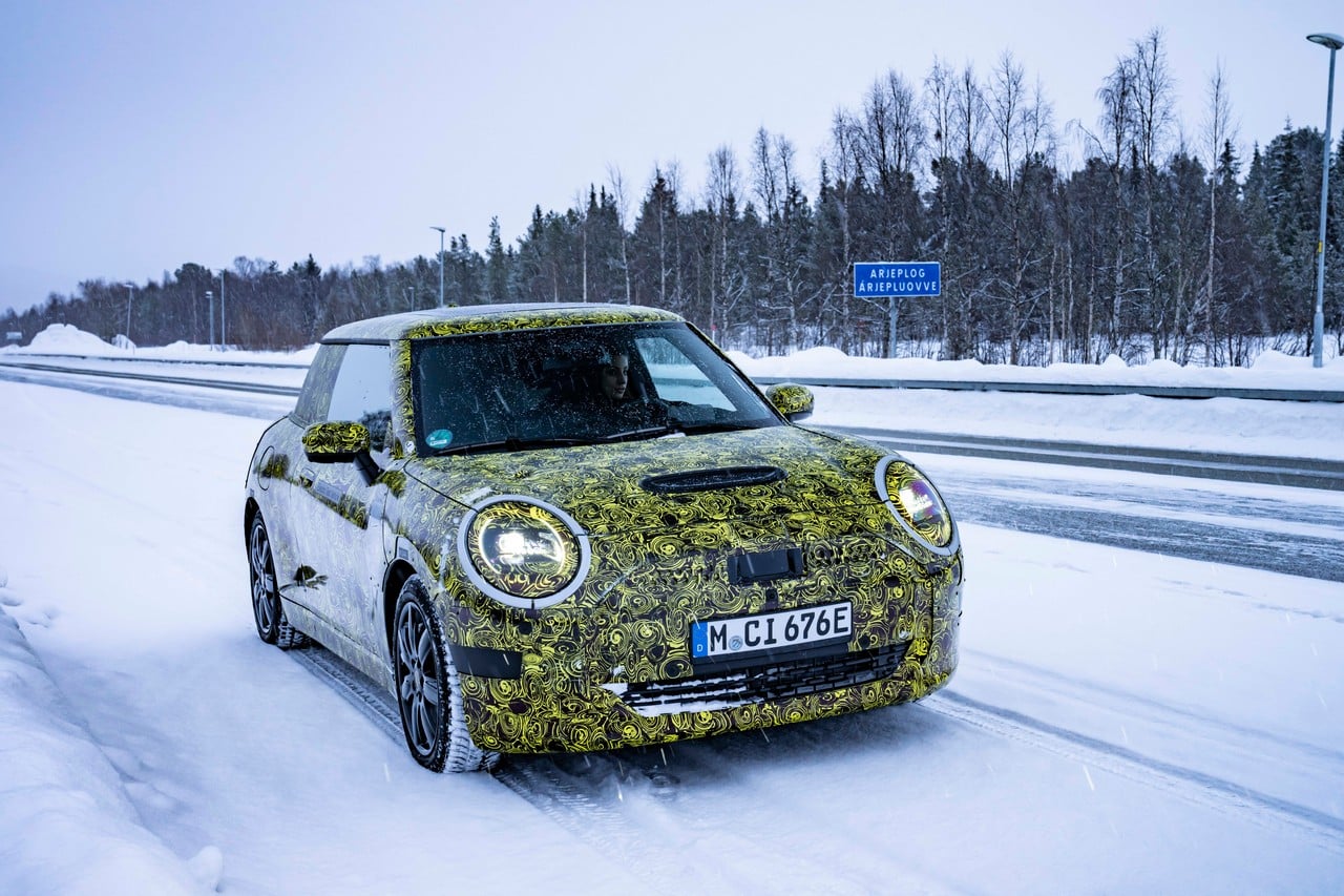 Mini elettrica, la nuova generazione è già impegnata nei test sul ghiaccio