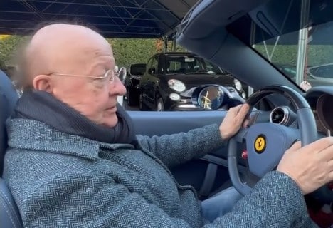 L’ultima Ferrari di Massimo Boldi è cabrio e ha qualche anno sulle spalle