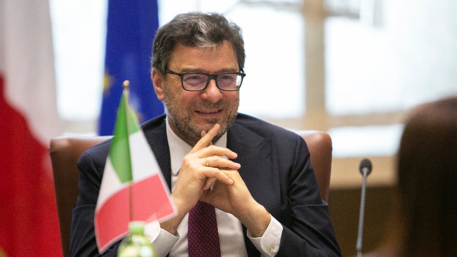 Giorgetti non si fida dell’elettrico: non ha senso stoppare i motori endotermici