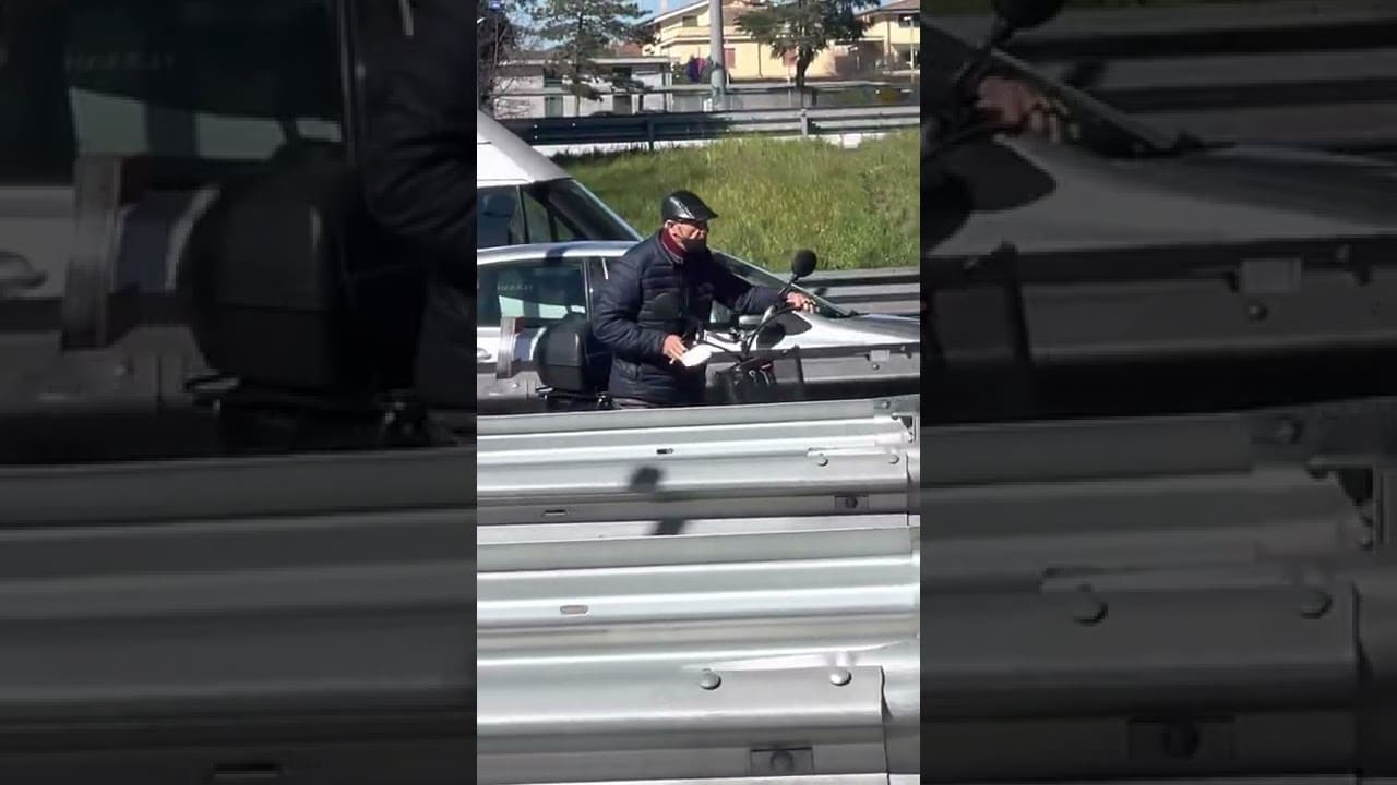 Con la bicicletta in autostrada? Purtroppo sì, protagonista un anziano [VIDEO]