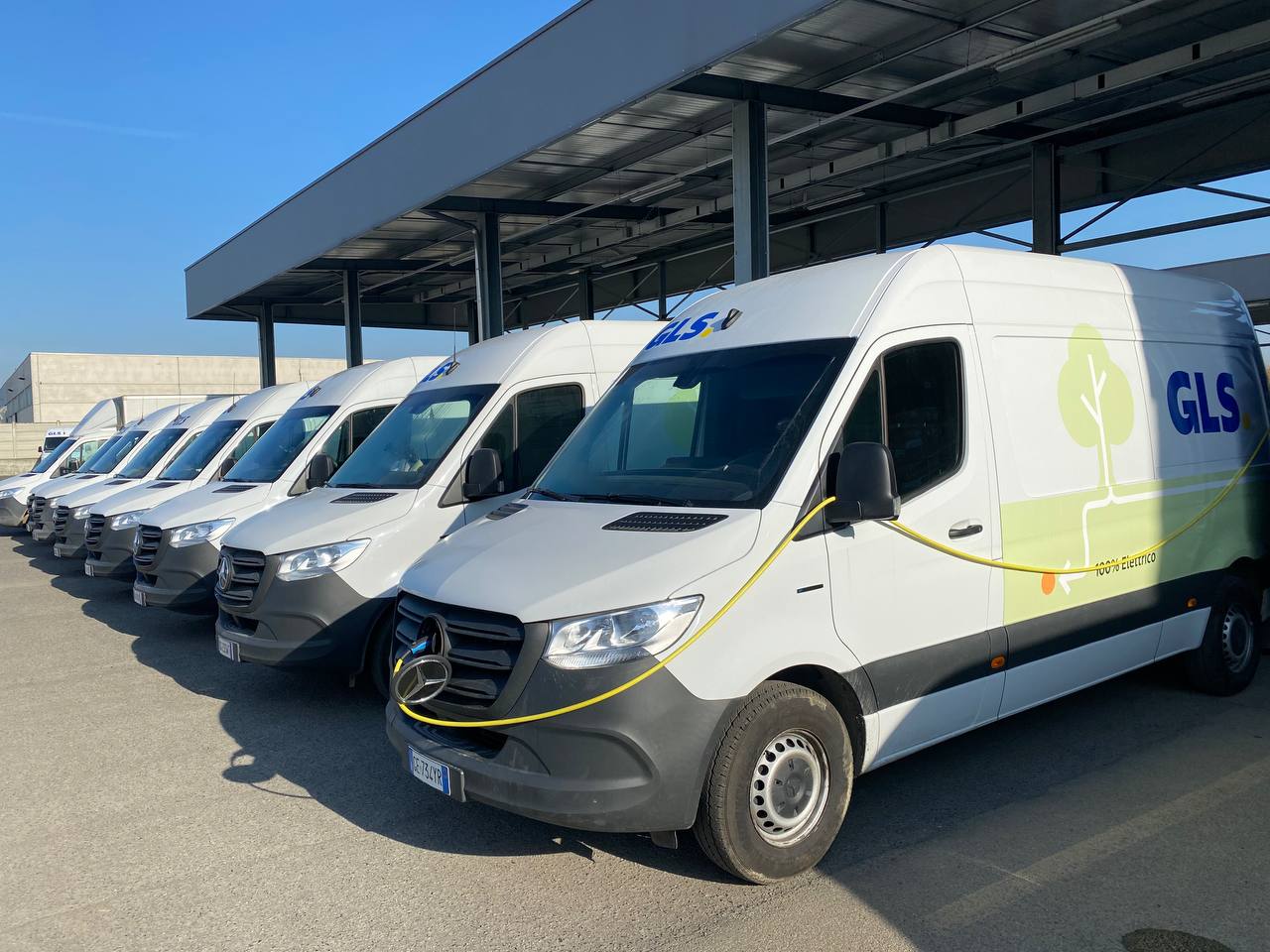 Corrieri per un giorno a bordo di Mercedes eSprinter elettrico, con Y3K e GLS