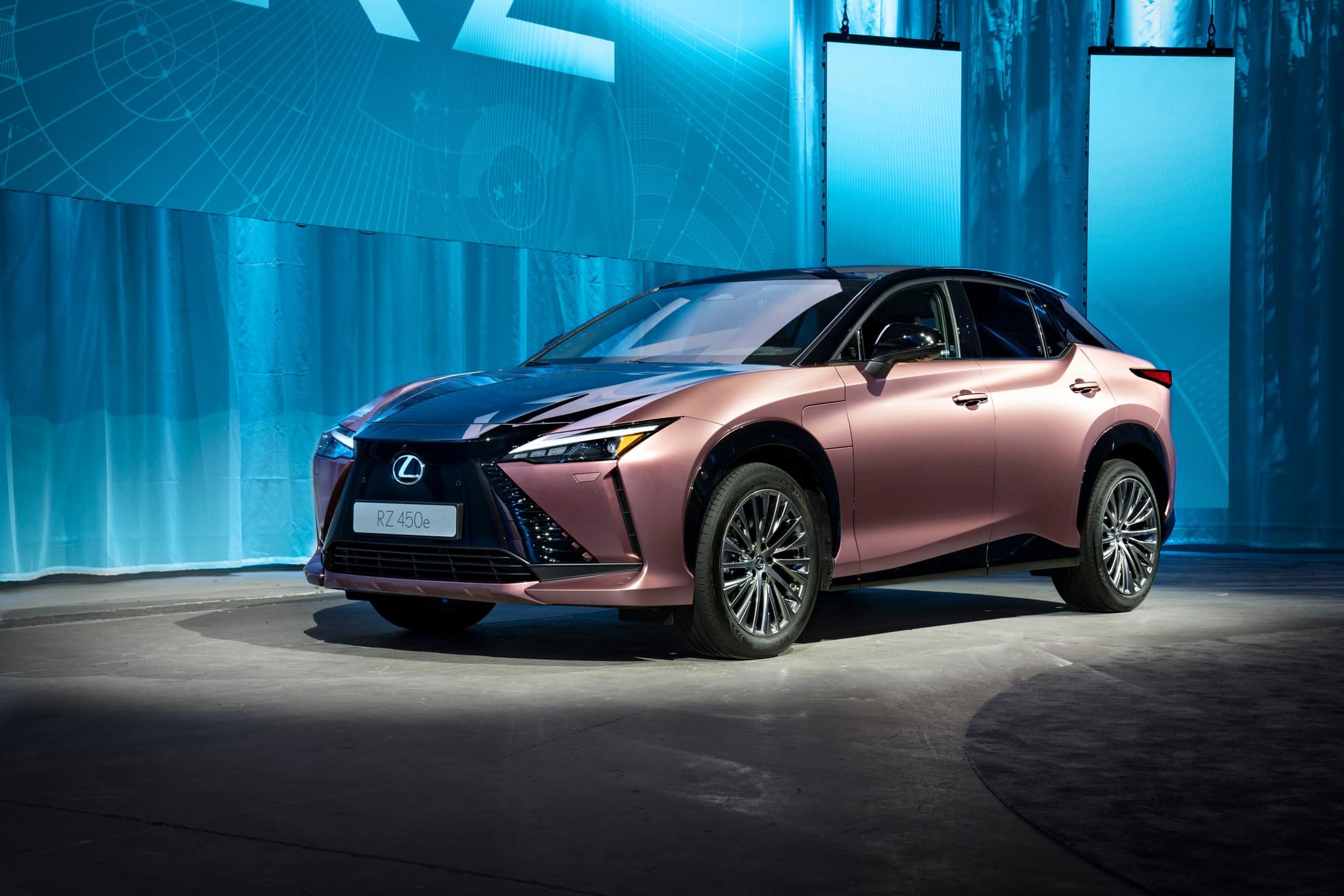 Lexus RZ 450e: autonomia, motori e interni del SUV elettrico giapponese