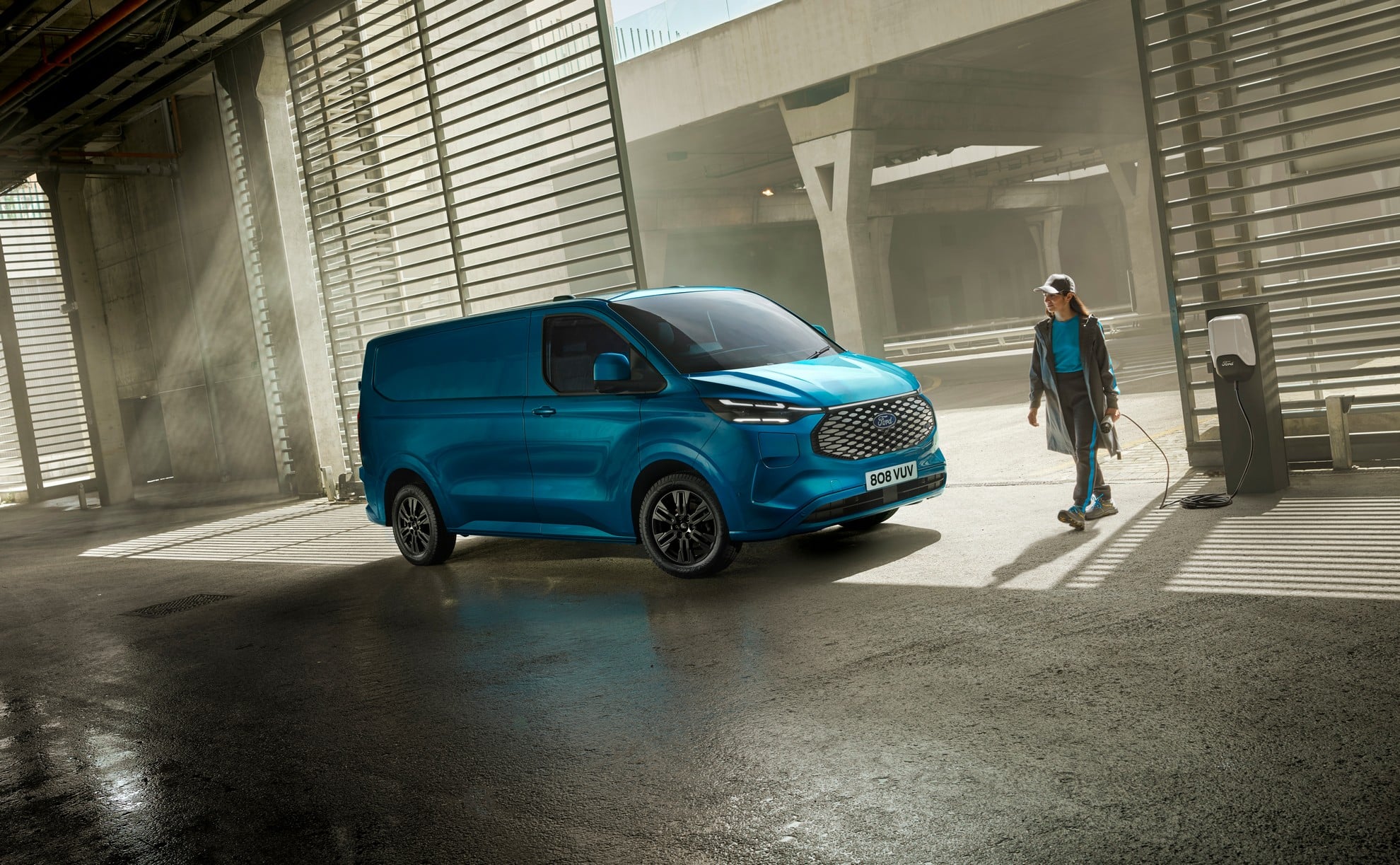 Ford E-Transit Custom All-Electric: l’elettrificazione corre sul furgone dell’Ovale Blu